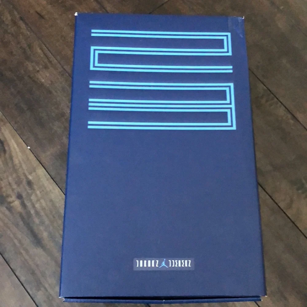 Nike Air Jordan 11 Retro Mens 9.5 - Picture 13 of 13